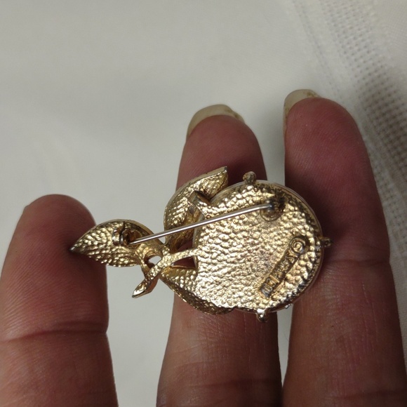 Sarah Coventry Gold and Cream Brooch - Picture 2 of 2
